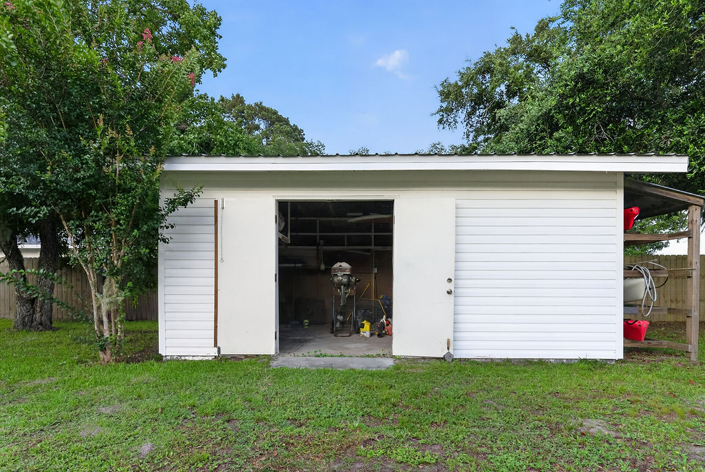 Separate storage building and workshop on the property